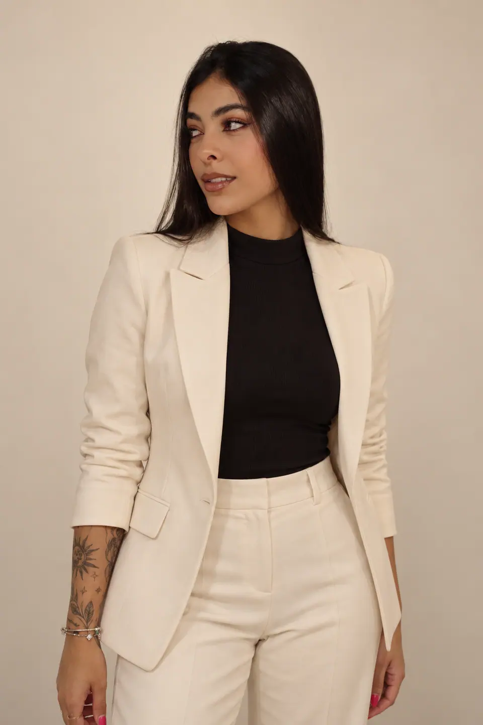 Emily Freitas, de blazer creme